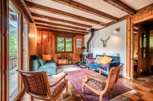 a living room with a blue couch and chairs at Chalet Chez Juju in Abondance