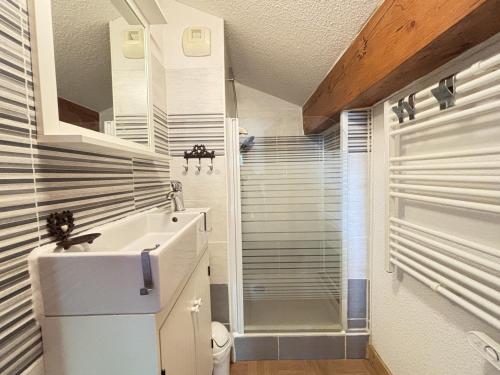 une salle de bain avec un lavabo et une douche dans l'établissement Charmant appartement au pied des pistes avec piscine et parking - FR-1-505-13, à Flumet