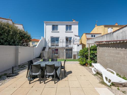 Maison 3 chambres avec jardin et parking à La Chaume, proche plages et commerces