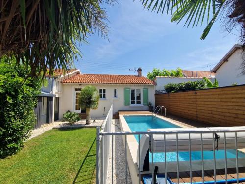 une villa avec piscine et une maison dans l'établissement Maison rénovée avec piscine, jardin clos et terrasse, à 5 min de la plage et des commerces - FR-1-706-5, à Châtelaillon-Plage