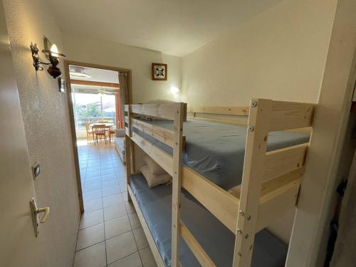 une chambre avec deux lits superposés dans une pièce dans l'établissement Studio cabine avec piscine à Saint-Cyprien, plage à 50m - FR-1-106-76, à Saint-Cyprien