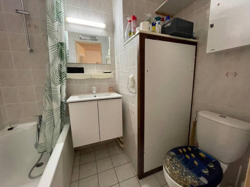 une salle de bain avec toilettes, lavabo et douche dans l'établissement Studio cabine avec piscine à Saint-Cyprien, plage à 50m - FR-1-106-76, à Saint-Cyprien