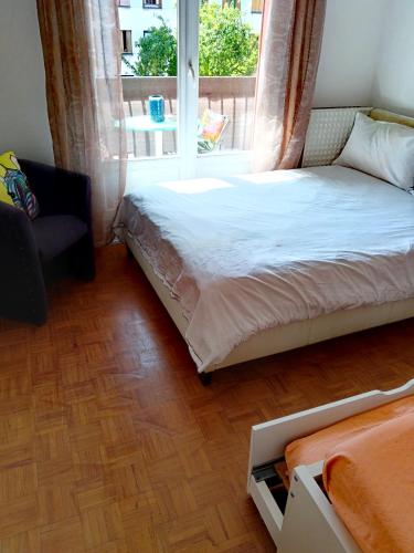 une chambre avec un lit et une fenêtre dans l'établissement GRAND PARIS, private parking, balcony and metro, 24 hours self checking, à Bondy