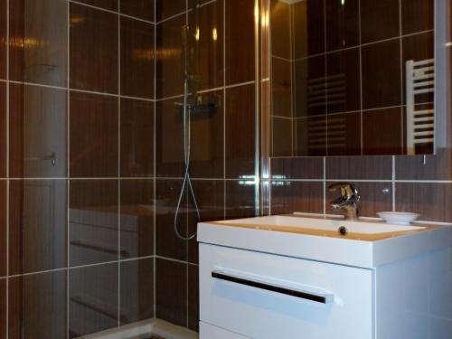 une salle de bain avec un lavabo et une douche dans l'établissement CABOURG - 2P Proche Plage avec Balcon et Parking - FR-1-487-292, à Cabourg