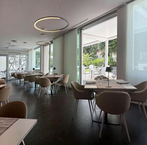 Un restaurante u otro lugar para comer en Hotel Raffaello