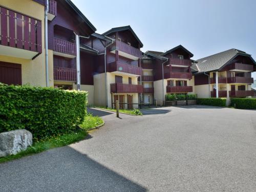 une rangée d'immeubles d'appartements avec une allée dans l'établissement Studio cosy à Bernex, proche pistes et sentiers - FR-1-498-90, à Bernex