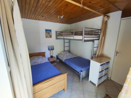 VainsにあるGîte calme La Closlièreの二段ベッドが2つある寝室