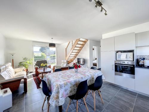 une cuisine et une salle à manger avec une table et des chaises dans l'établissement Maison rénovée proche mer 7 pers., jardin, wifi et ping-pong, 3 chambres, 2 salles d'eau - FR-1-361-426, à Carolles