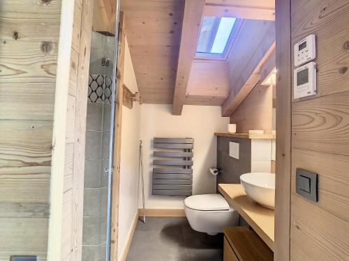 Phòng tắm tại Duplex neuf avec terrasse face au Mont Blanc, 3 chambres et mezzanine, à 3 km du centre de Combloux - FR-1-560-65