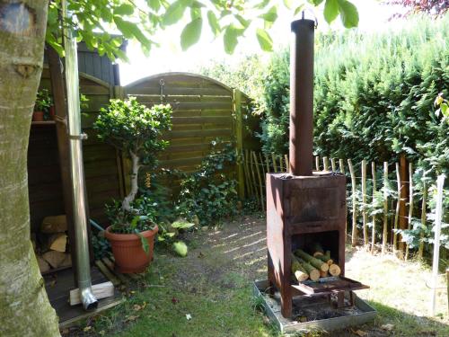 un giardino con una stufa a legna nel cortile di Eisvogel- Ferienwohnung a Marienfelde