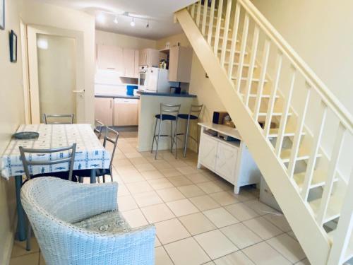 Appartement 2 pièces avec mezzanine chez plage, centre-ville et garage privé - FR-1-92-704