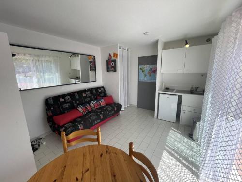 Photo de la galerie de l'établissement Studio proche plage avec terrasse et piscine à Saint-Cyprien - FR-1-106-64, à Saint-Cyprien