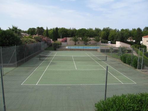 Photo de la galerie de l'établissement Studio proche plage avec terrasse et piscine à Saint-Cyprien - FR-1-106-64, à Saint-Cyprien