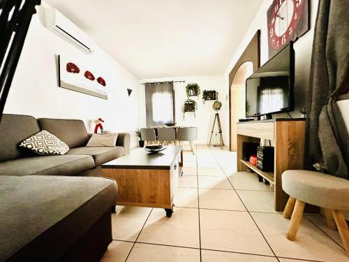 Casa cerca de parque natural: senderismo, BTT y windsurf. Terraza, piscina y cerca de la playa. - ES-258-60