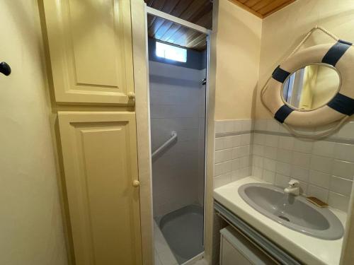 une petite salle de bain avec un lavabo et un miroir dans l'établissement Charmant Pavillon Familial avec Terrasse et Mezzanine - Proche Plage - Saint-Cyprien Plage - FR-1-106-86, à Saint-Cyprien