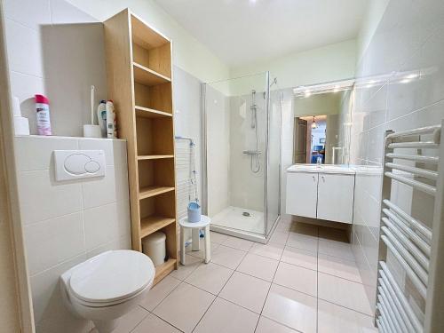 une salle de bain blanche avec toilettes et douche dans l'établissement Appartement 3P avec Ascenseur, Parking et Proche Plage à Granville - FR-1-361-59, à Granville