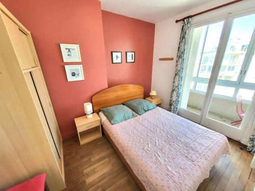 une petite chambre avec un lit et une fenêtre dans l'établissement T2 agréable aux Sables - Face mer, proche plage & commerces, balcon, animal admis - FR-1-92-629, à Les Sables-dʼOlonne