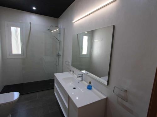 Koupelna v ubytování Casa cerca del mar con piscina privada, aire opcional, wifi, admite mascotas y cerca de playa para perros - ES-184-37