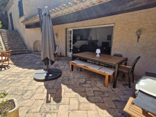 Photo de la galerie de l'établissement Villa familiale avec piscine privée, proche plage, parking et wifi à Sainte-Maxime - FR-1-780-12, à Sainte-Maxime