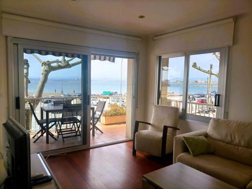 Superbe Appartement Front de Mer avec Terrasse, Climatisation et WiFi à Roses