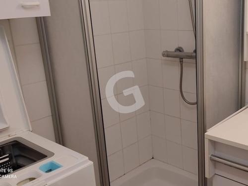 une douche avec une porte vitrée dans une salle de bain dans l'établissement Charmante maison avec piscine & accès plage, 500m de la mer, La Tranche-sur-Mer, 4 pers. - FR-1-357-274, à La Tranche-sur-Mer