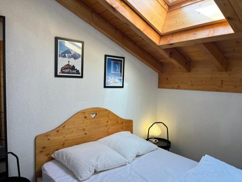 a bedroom with a bed and a wooden ceiling at Appartement T2 au centre de Samoëns avec parking, animaux acceptés - FR-1-624-43 in Samoëns