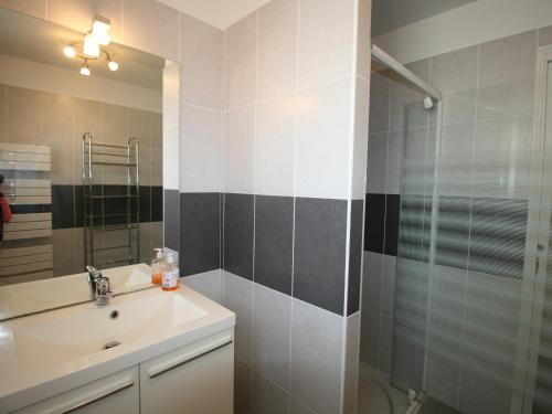 une salle de bain avec un lavabo et une douche dans l'établissement Maison moderne proche plage, terrasse, Wi-Fi & parking - FR-1-22-313, à La Tranche-sur-Mer