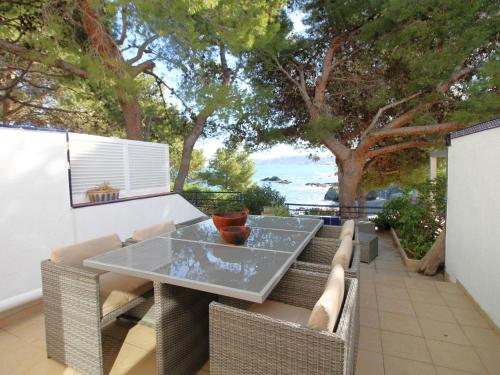 Casa en Primera Línea de Mar con Acceso Directo a Playa y Vistas Espectaculares - ES-228-176