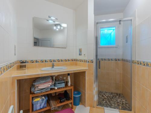 une salle de bain avec un lavabo et une douche dans l'établissement Maison 8 pers, piscine privée, wifi, proche golf à Biscarrosse - FR-1-521-231, à Biscarrosse