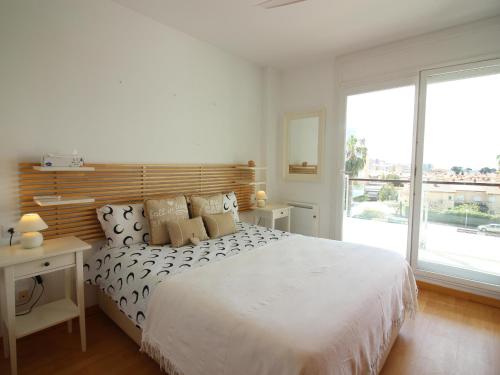 Bel Appartement avec Terrasse, Piscine et Parking à 1,2 km de la Plage de Roses