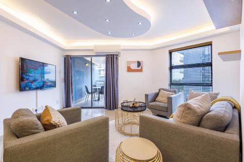 ダーバンにあるUmhlanga Oasis - 3 Bed Elegant & Spacious Umhlanga Apartment Rooftop Pool and Braaiのソファ2つとテーブルのあるリビングルーム
