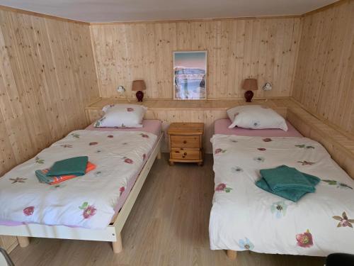 Ένα ή περισσότερα κρεβάτια σε δωμάτιο στο Villa Les Lauriers 5 étoiles - Maison Provençale