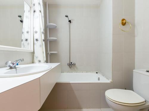 ein Badezimmer mit Toilette, Waschbecken und Badewanne in der Unterkunft Apartamento acogedor con piscina, WiFi y garaje cerca de la playa de La Farella, Llançà - ES-228-8 in Llança