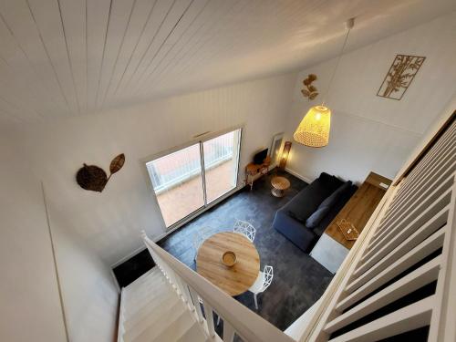 d'un salon avec une table. dans l'établissement T1 Bis Moderne Refait à Neuf, Plage à 250m - Quartier Arago - FR-1-92-577, à Les Sables-dʼOlonne