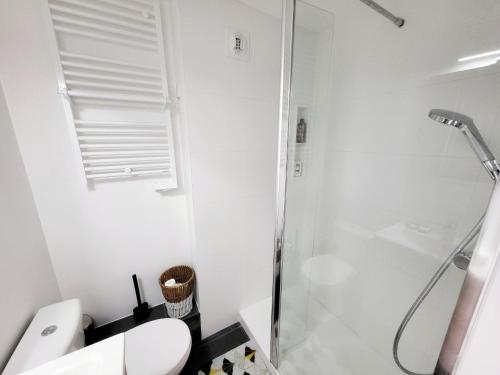 une salle de bain blanche avec douche et toilettes dans l'établissement T1 Bis Moderne Refait à Neuf, Plage à 250m - Quartier Arago - FR-1-92-577, à Les Sables-dʼOlonne