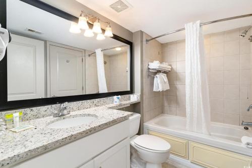 マートルビーチにあるOceanfront Luxury King Suite at Oceans One 6th FLの洗面台、トイレ、浴槽を備えたバスルーム