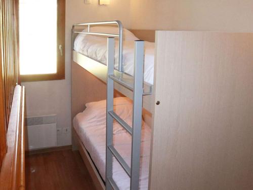 un lit superposé dans une petite pièce avec une échelle dans l'établissement Duplex Les Orres 1800 avec piscine, 8 pers, proche ski - FR-1-322-440, aux Orres