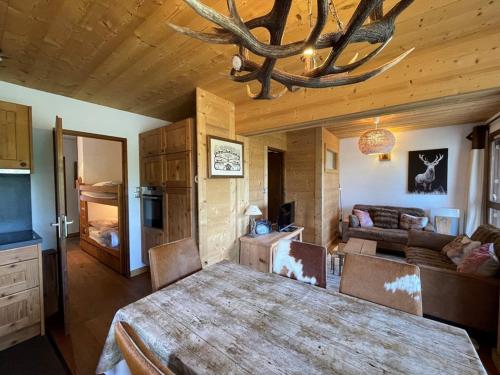 une salle à manger avec une table et un salon dans l'établissement Appartement cosy 6 pers, 50m², proche pistes, 2 SDB, cuisine équipée, calme, non-fumeurs - FR-1-733-120, à Crest-Voland