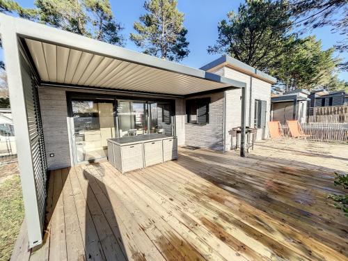 Chalet cosy avec terrasse, 6 couchages, piscine chauffée, proche plage et commerces - FR-1-361-477