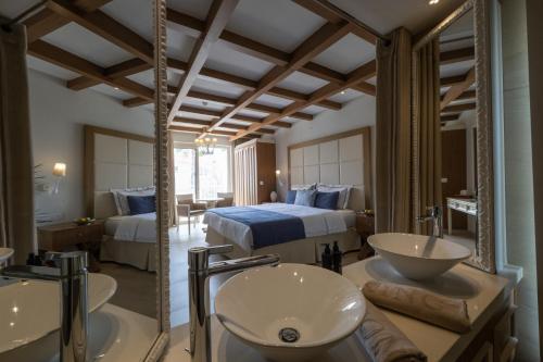Postel nebo postele na pokoji v ubytování King Jason Paphos - Designed for Adults by Louis Hotels