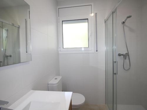 ein Badezimmer mit Dusche und Toilette und einem Fenster in der Unterkunft V. FANÉ ESQ - Casa con jardín y vista mar en Llançà acabada de reformar - ES-228-10 in Llança