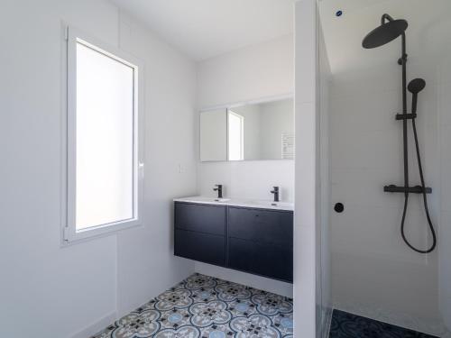 a white bathroom with a sink and a mirror at Maison neuve climatisée, 8 pers, proche plages, surf, Wi-Fi, terrasse, parking, ménage inclus - FR-1-319-526 in Biscarrosse