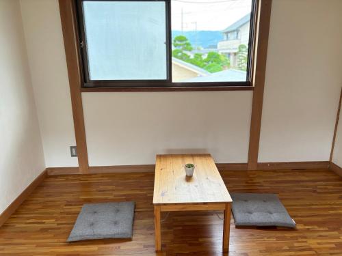 a room with a wooden table and a window at Vineyard Vista ENZAN in Koshu