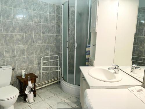 une salle de bain avec une douche, des toilettes et un lavabo dans l'établissement Studio face mer avec balcon – 50m plage, proximité commerces et marché - FR-1-92-607, à Les Sables-dʼOlonne