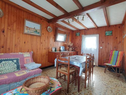 un salon avec une table, des chaises et un canapé dans l'établissement Appartement avec Terrasse, 2 Chambres, Centre, Plage à Proximité, Animaux sur Demande - FR-1-476-207, à LʼAiguillon-sur-Mer