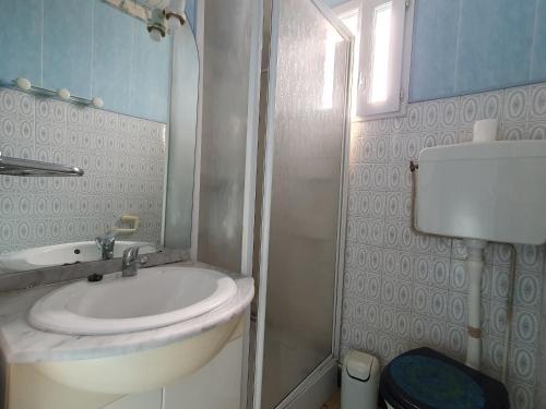 une petite salle de bain avec un lavabo et un miroir dans l'établissement Appartement avec Terrasse, 2 Chambres, Centre, Plage à Proximité, Animaux sur Demande - FR-1-476-207, à LʼAiguillon-sur-Mer