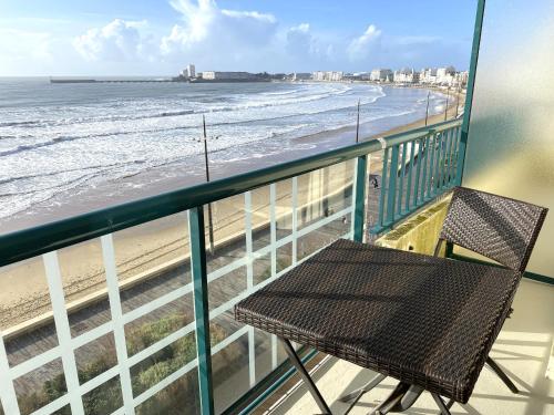 Studio face mer avec balcon – 50m plage, proximité commerces et marché - FR-1-92-607