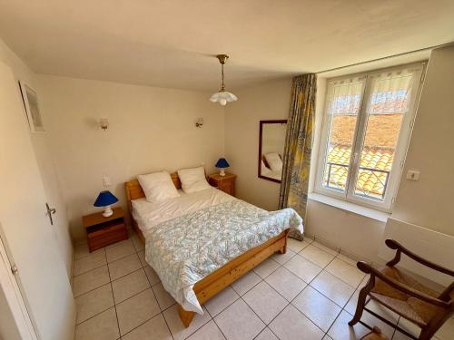 une chambre avec un lit et une fenêtre dans l'établissement Maison T3 avec cour close, proche plage et commerces, quartier Arago, Les Sables-d'Olonne - FR-1-92-657, à Les Sables-dʼOlonne