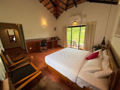 Postel nebo postele na pokoji v ubytování Leopard Hill Resort - Bandipur