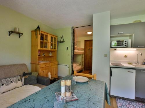 un salon avec un canapé et une table dans une cuisine dans l'établissement Studio cosy à Bernex avec terrasse et parking - FR-1-498-92, à Bernex